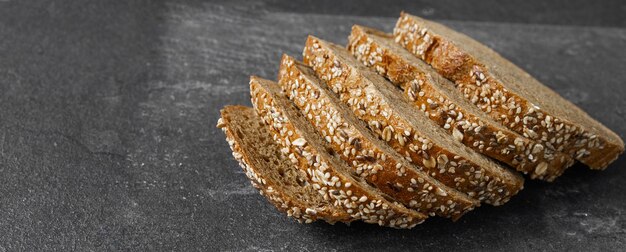 Sneetjes vers gebakken huisgemaakt zuurdesembrood