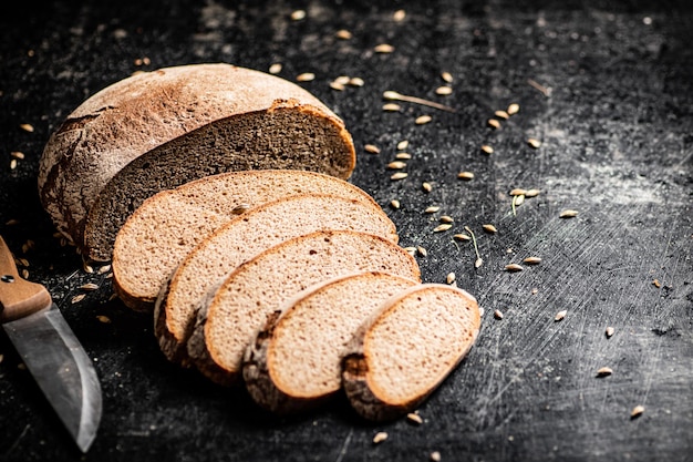 Foto sneetjes vers roggebrood op tafel