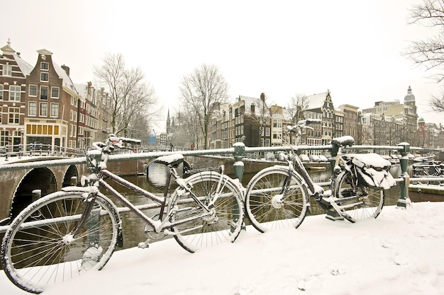 Foto sneeuw amsterdam in de winter in nederland