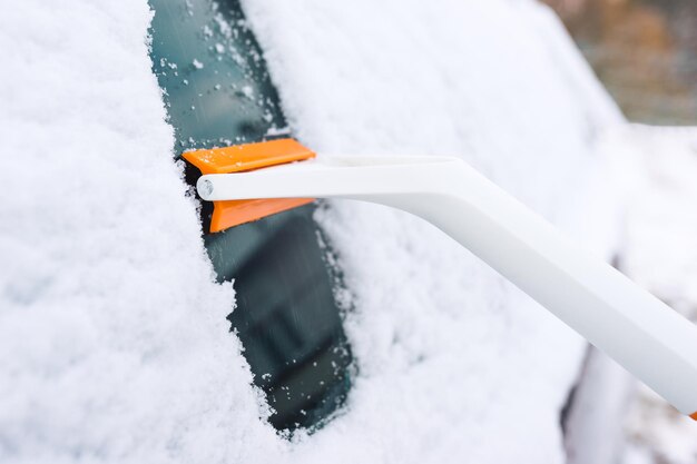 Sneeuw autoruiten reinigen met schraper