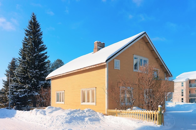 Sneeuw bedekt geel Cottage huis in de winter Rovaniemi, Lapland, Finland.