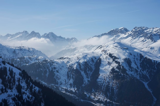 Sneeuw bedekt landschap met skigebied op zonnige dag