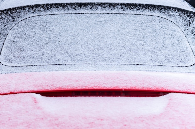 Foto sneeuw bedekt op de motorkap van de auto