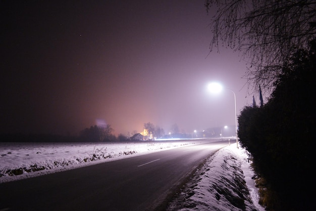Sneeuw bedekt strand tegen de hemel's nachts