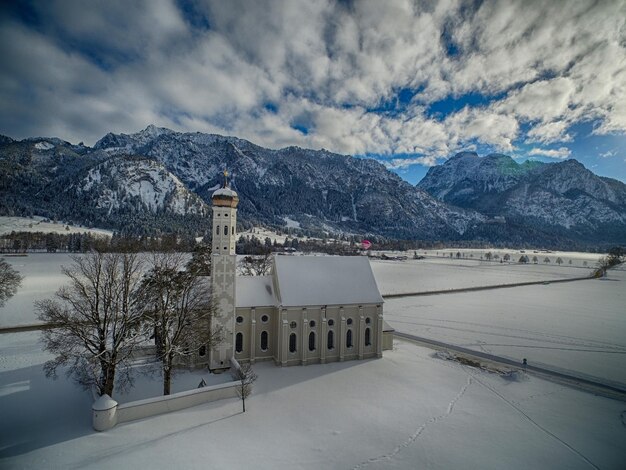 Foto sneeuw bedekte berg tegen de lucht