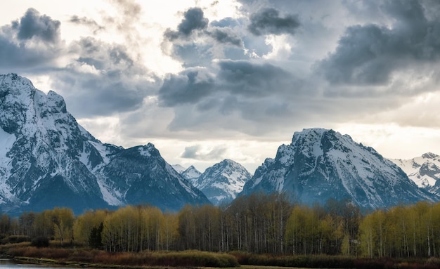 Sneeuw bedekte bergen in het Amerikaanse landschap lenteseizoen grand teton nationaal park