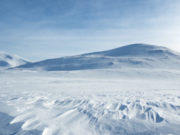 Foto sneeuw bedekte bergen in noorwegen