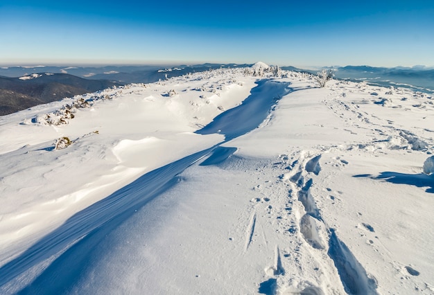 Sneeuw behandelde bergen in zonnige dag. kleurrijke openluchtscène, het gelukkige concept van de nieuwjaarviering.