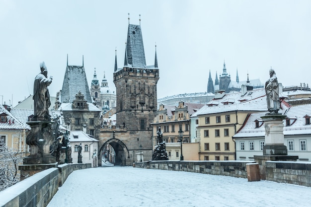 Sneeuw behandelde Charles-brug in Praag