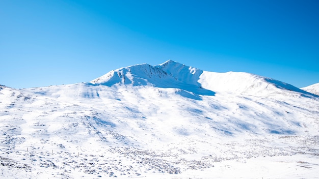 Sneeuw berg blauwe hemel