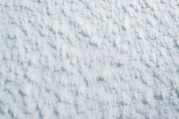 Sneeuw buiten op zonnige winterdag, close-up van het bovenaanzicht. Sneeuw oppervlaktetextuur achtergrond