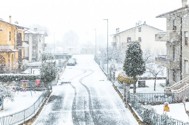 Sneeuw die in stad in de winter valt