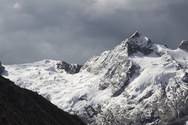 Sneeuw en rots in de berg Cordilleras