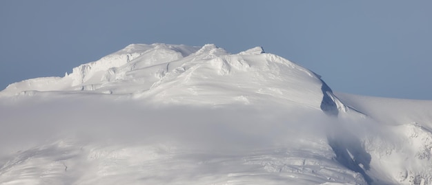 Sneeuw en wolken bedekt Canadese natuur landschap achtergrond Whistler