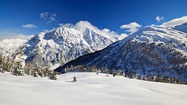 Sneeuw op de Alpen in de winter, schilderachtige landschap