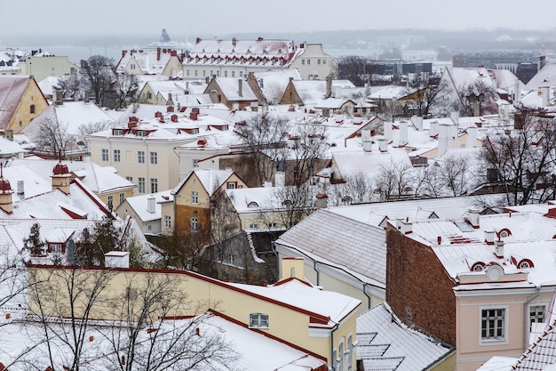 Sneeuw op de daken van de oude Europese stad