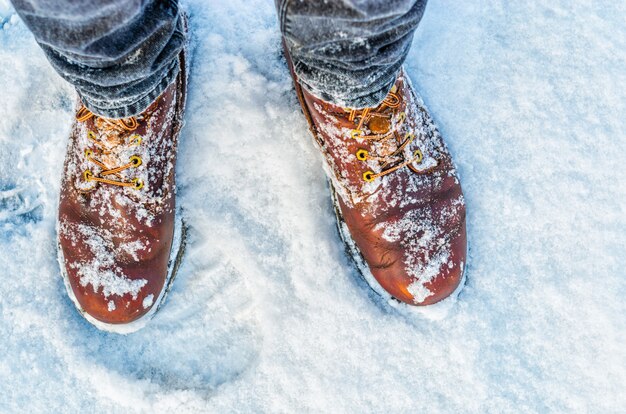 Sneeuw op laarzenmening van hierboven