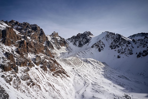 Sneeuw Rocky Mountains met blauwe lucht in Kazachstan