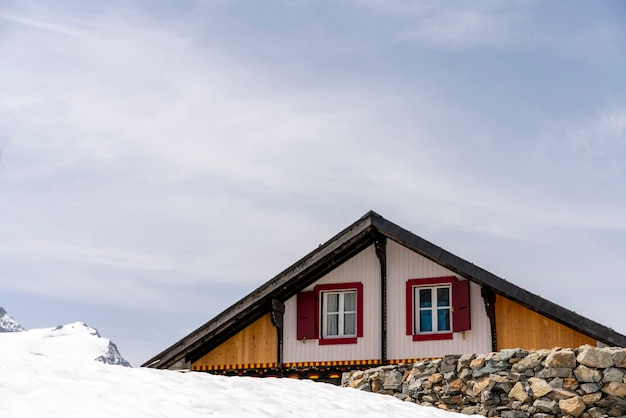 Sneeuw rond een berghut in de zwitserse alpen