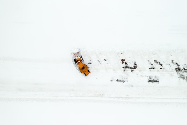 Sneeuw van de straten verwijderen na zware sneeuwval. trekker reinigt het uitzicht op de sneeuw vanaf de bovenkant.