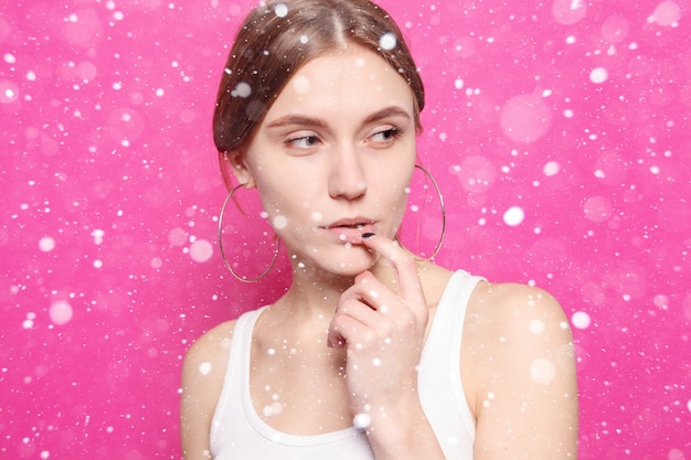 Sneeuw, winter, kerstmis, gezonde levensstijl, geluk en mensenconcept - het portret van de jonge vrouw met gelukkige emoties. Lachen, glimlachen, woede, achterdocht, angst, verrassing over sneeuwachtergrond