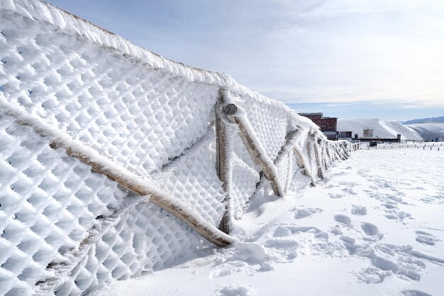 Foto sneeuwbedekt hek hoog in de bergen zonnige heldere dag op campo imperatore gran sasso italië