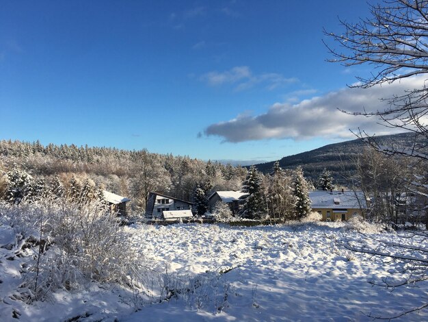 Foto sneeuwbedekt landschap en gebouwen tegen de lucht