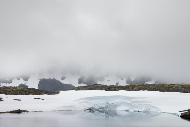 Foto sneeuwbedekt landschap met een bergketen op de achtergrond