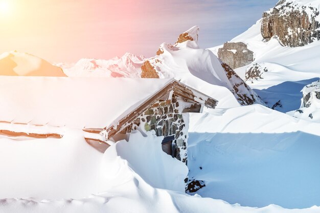 Sneeuwbedekt landschap tegen de lucht