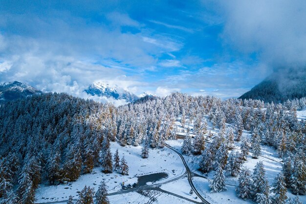 Sneeuwbedekt landschap tegen de lucht