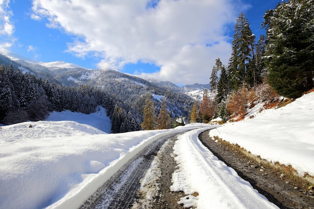 Sneeuwbedekt landschap tegen de lucht