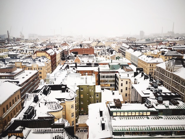 Sneeuwbedekt stadsbeeld tegen de lucht