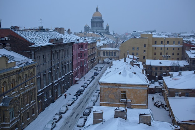 Sneeuwbedekt stadsbeeld tegen de lucht
