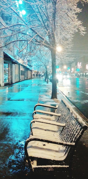 Foto sneeuwbedekte bank in de stad in het winterseizoen