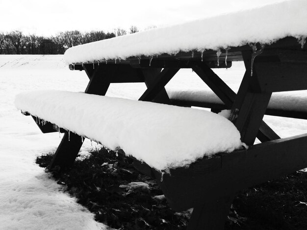 Foto sneeuwbedekte bank