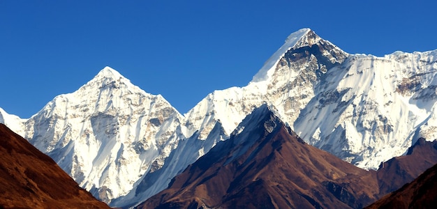 sneeuwbedekte berg berglandschap himalaya piek mount everest achtergrond wolken en hemel 3d