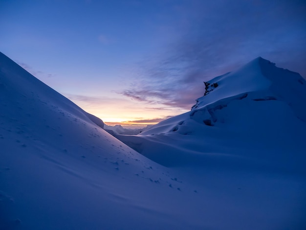 Sneeuwbedekte berg tegen de hemel tijdens de zonsondergang