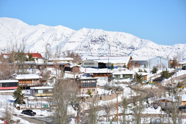 Foto sneeuwbedekte berg tegen een heldere hemel