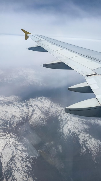 Sneeuwbedekte bergen uit het vliegtuig