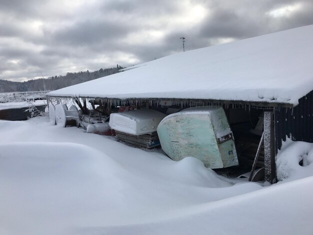 Foto sneeuwbedekte brug tegen de lucht