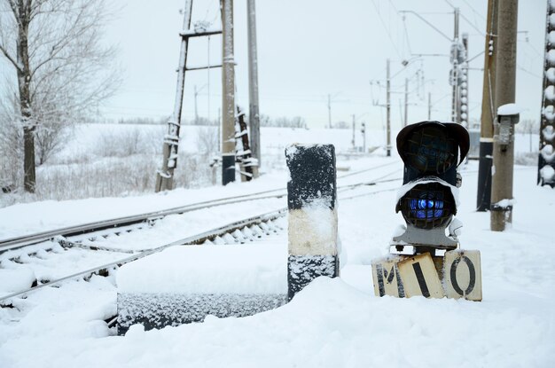 Foto sneeuwbedekte spoorlijn op het veld