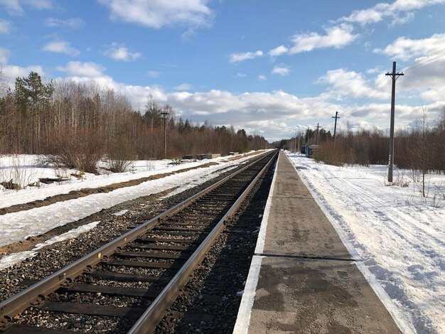 Foto sneeuwbedekte spoorlijnen tegen de lucht