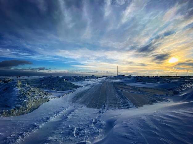 Foto sneeuwbedekte weg tegen de lucht tijdens de winter