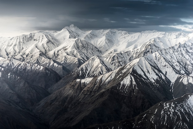 Sneeuwberg met blauwe hemel van Leh Ladakh India