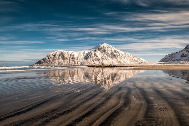 Sneeuwberg met zandgroeven op Skagsanden-strand