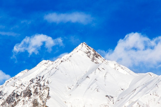 Sneeuwbergenlandschap in Gudauri, Georgië. Zonnige dag.