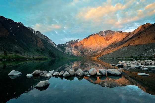 Sneeuwbergwolk en meer met reflecties in Yosemite.