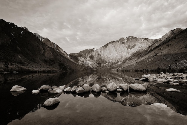 Sneeuwbergwolk en meer met reflecties in Yosemite.