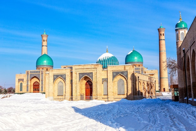 Sneeuwblauwe koepels en versierde moskeeën en minaretten van Hazrati Ima