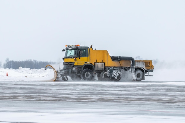 Sneeuwblazer maakt luchthavenschort schoon in een sneeuwstorm